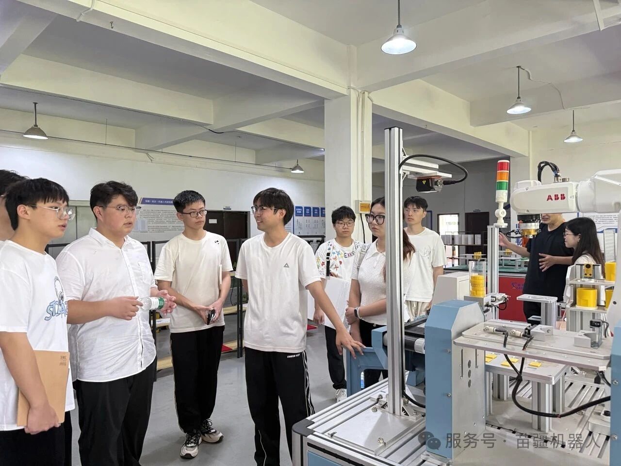 【携手育才 智创未来】武汉纺织大学莅临苗疆机器人参观交流，共建就业实习基地！